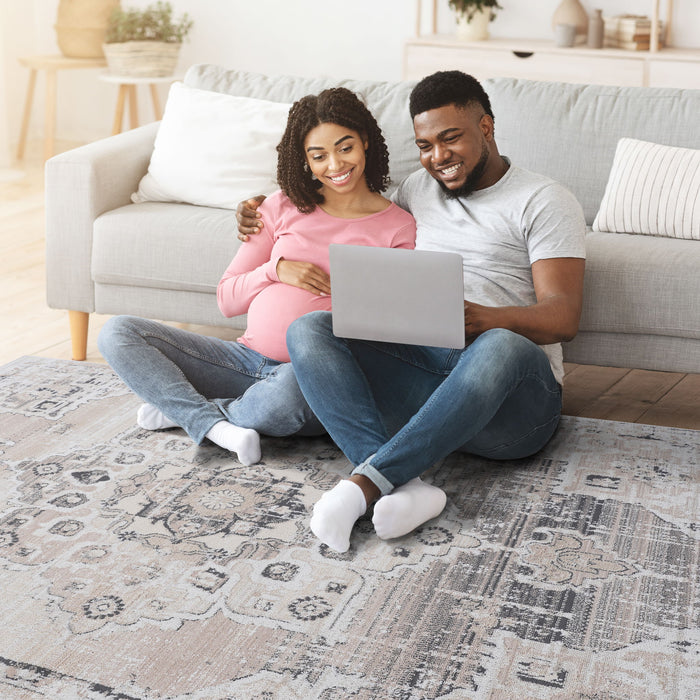 Payas - 6' X 9' Medallion Area Rug - Cream / Beige