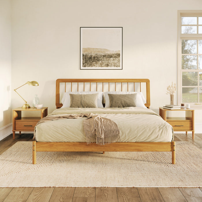 King Spindle Bed Modern - Caramel